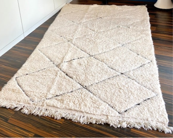 TAPIS BENI OUARAIN Blanc à grands losanges noirs
