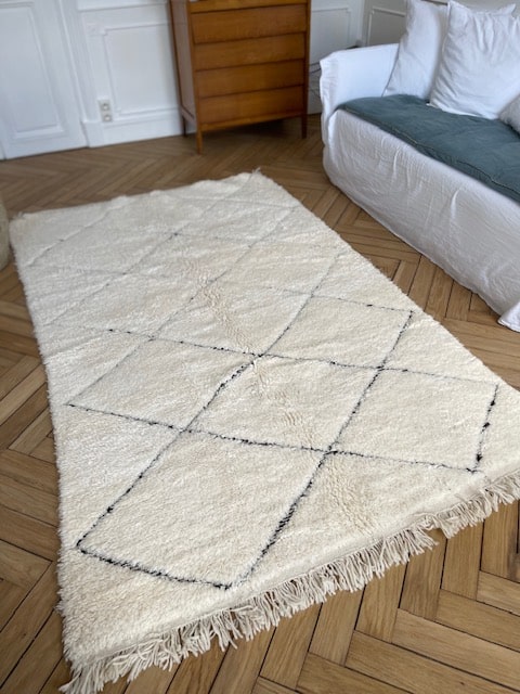 Tapis Béni Ouarain blanc à grands losanges noirs