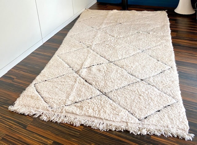 Tapis Béni Ouarain blanc à grands losanges noirs