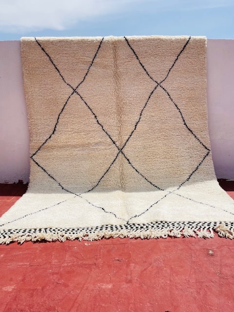 TAPIS BENI OUARAIN à grands losanges noirs