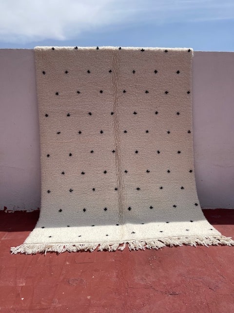 Tapis Béni Ouarain blanc à pois noirs